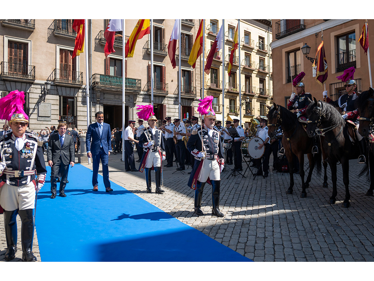 سمو الأمير يزور بلدية مدريد ويتسلم مفتاح المدينة الذهبي