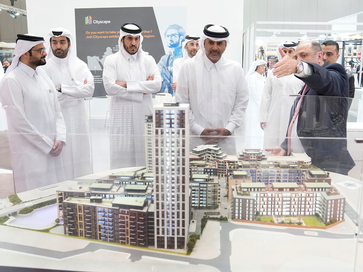 رئيس مجلس الوزراء يزور معرض سيتي سكيب قطر 2022