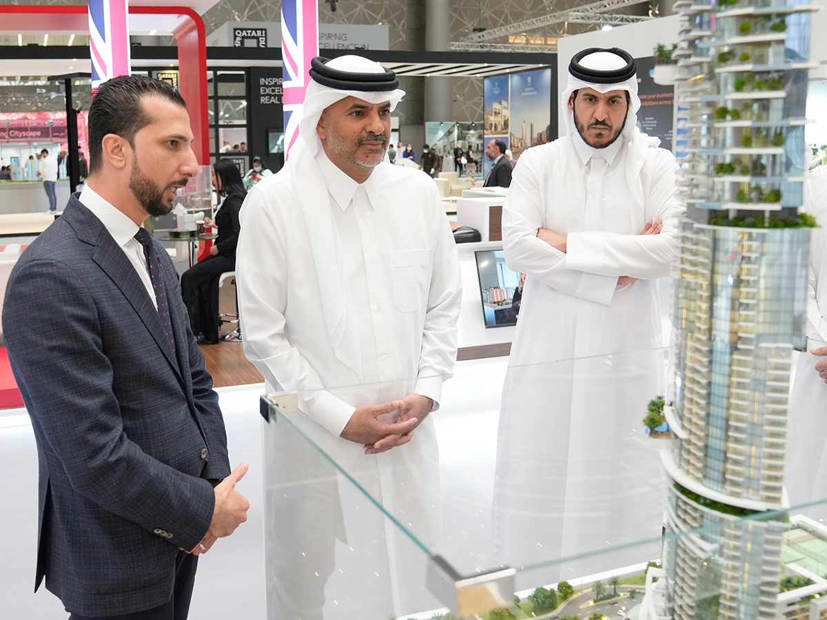 رئيس مجلس الوزراء يزور معرض سيتي سكيب قطر 2022