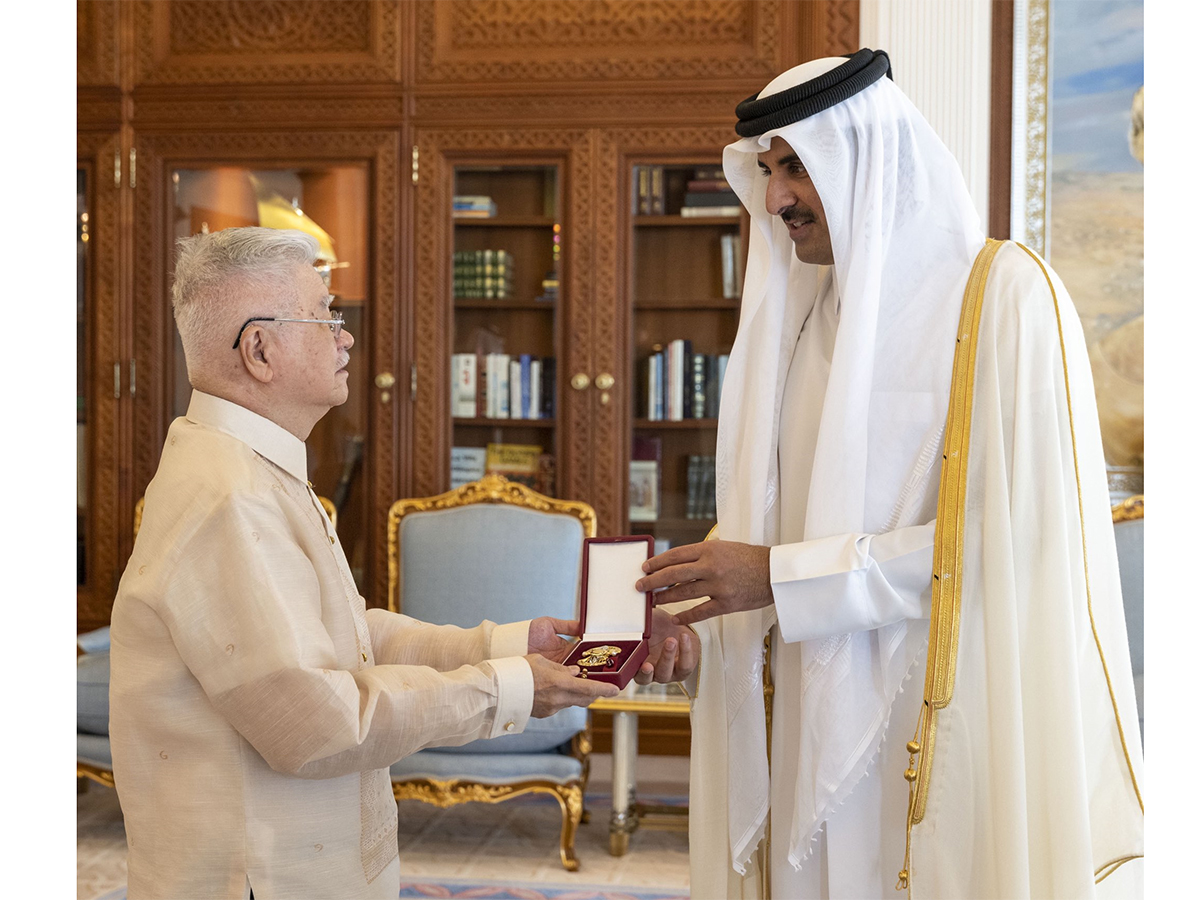سمو الأمير يمنح السفير الفلبيني وسام الوجبة