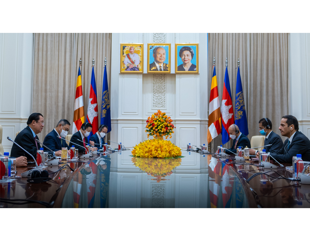رئيس الوزراء في كمبوديا يجتمع مع نائب رئيس مجلس الوزراء وزير الخارجية