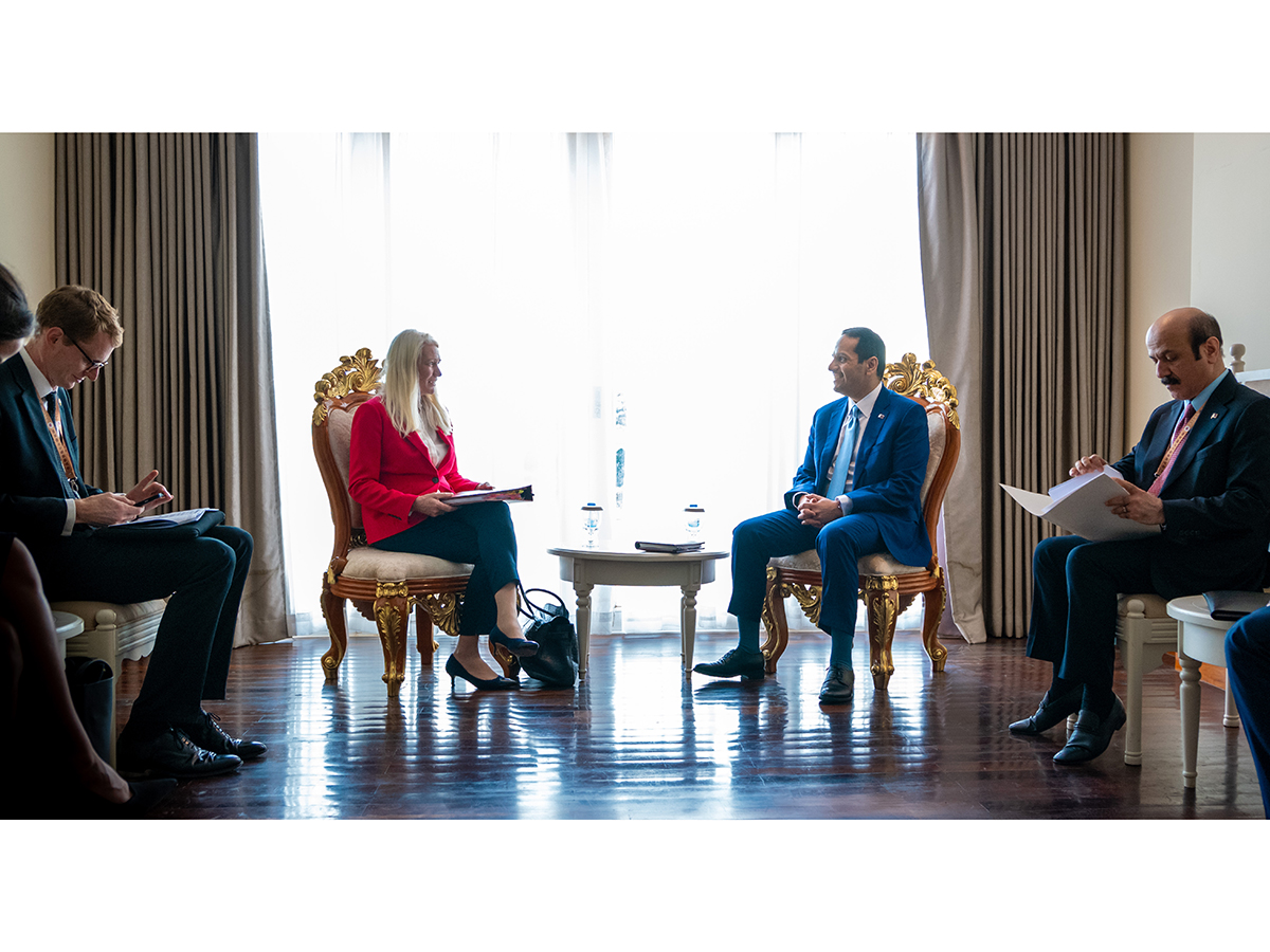 نائب رئيس الوزراء وزير الخارجية يجتمع مع وزيرة الدولة البريطانية لشؤون آسيا والشرق الأوسط