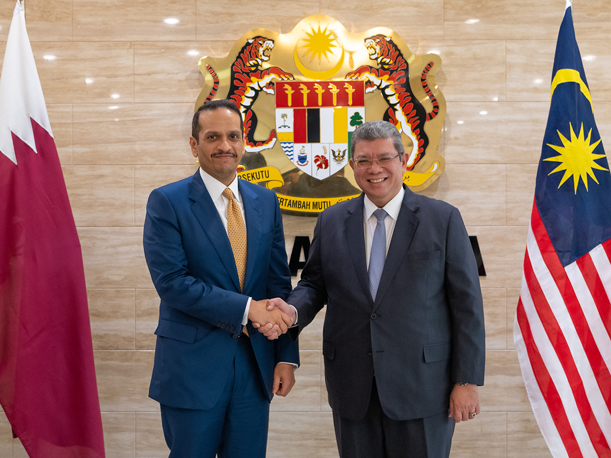 نائب رئيس مجلس الوزراء وزير الخارجية يجتمع مع وزير خارجية ماليزيا