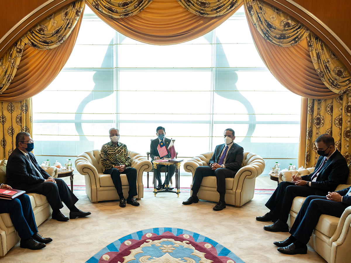 رئيس وزراء ماليزيا يجتمع مع نائب رئيس مجلس الوزراء وزير الخارجية