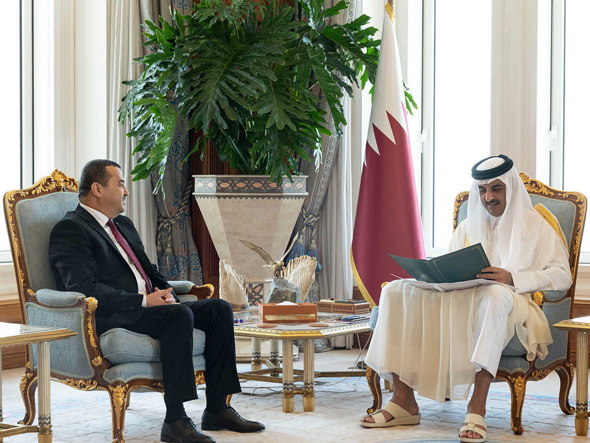 سمو الأمير يتسلم دعوة للمشاركة في القمة العربية من الرئيس الجزائري
