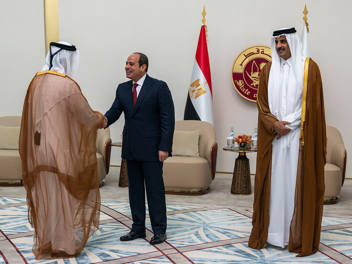 سمو الأمير يتقدم مستقبلي الرئيس المصري