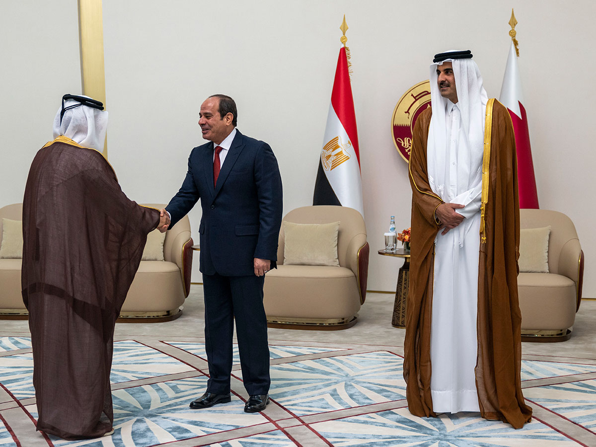 سمو الأمير يتقدم مستقبلي الرئيس المصري
