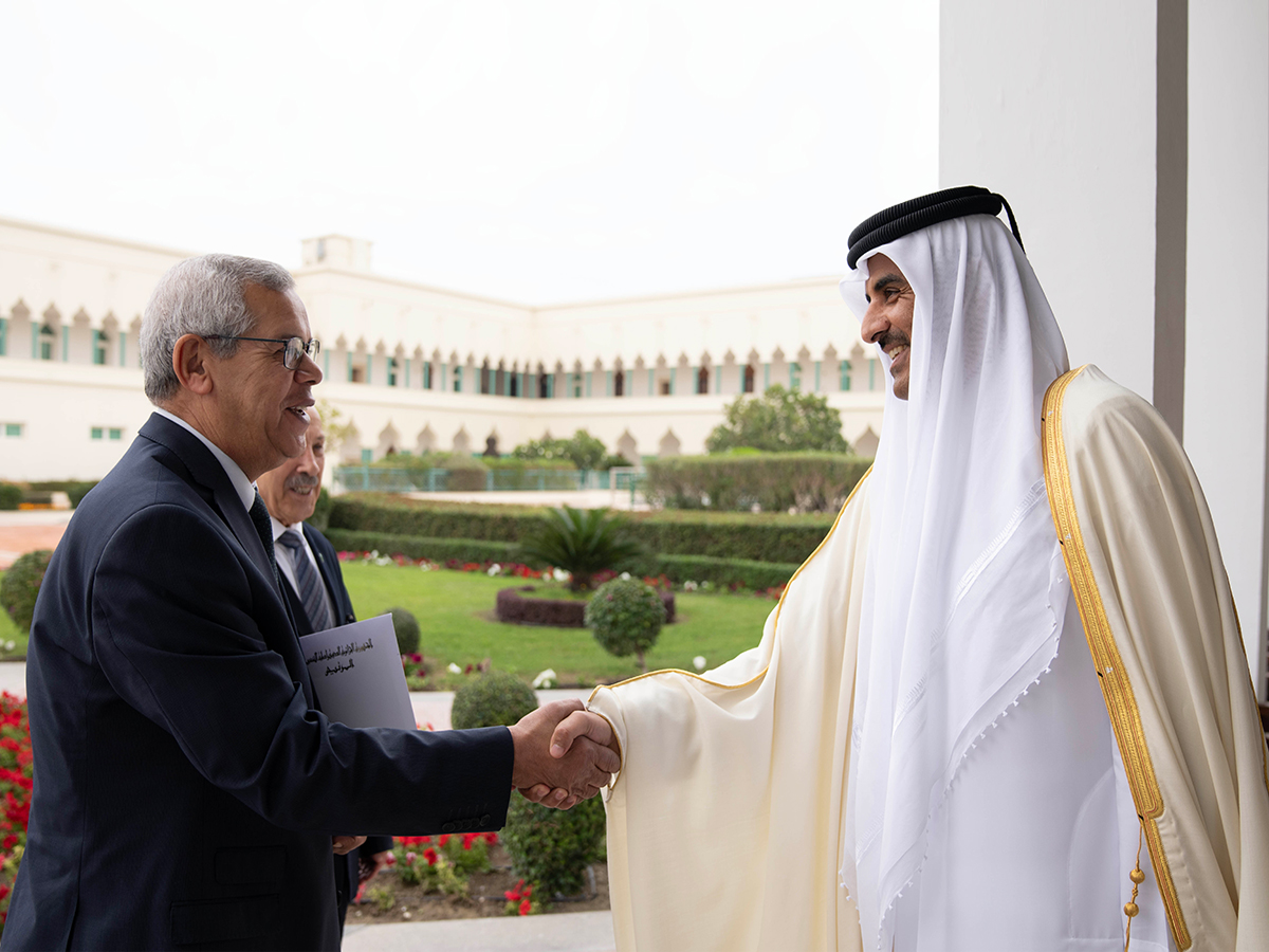سمو الأمير يتسلم رسالة خطية من الرئيس الجزائري