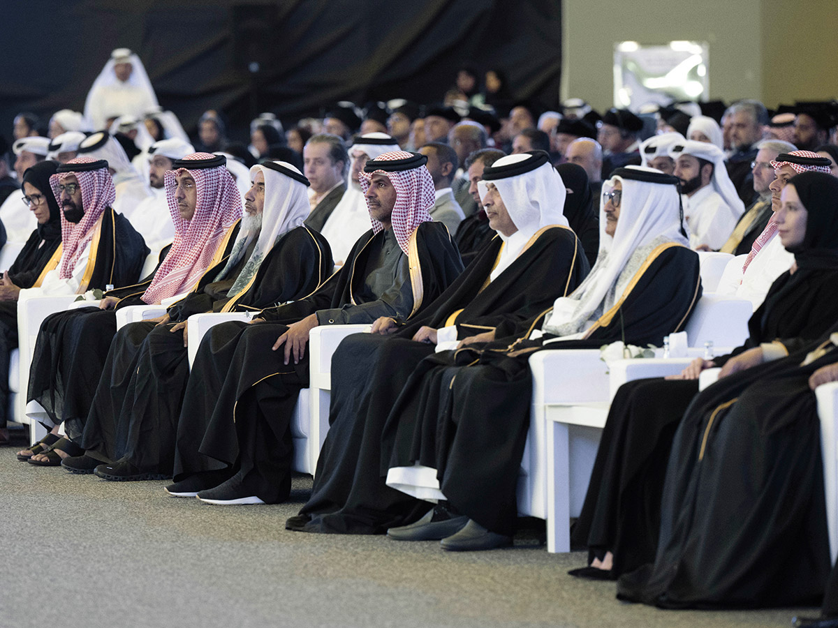 رئيس مجلس الوزراء يشهد حفل تخريج الدفعة الحادية عشرة من طلبة كلية المجتمع