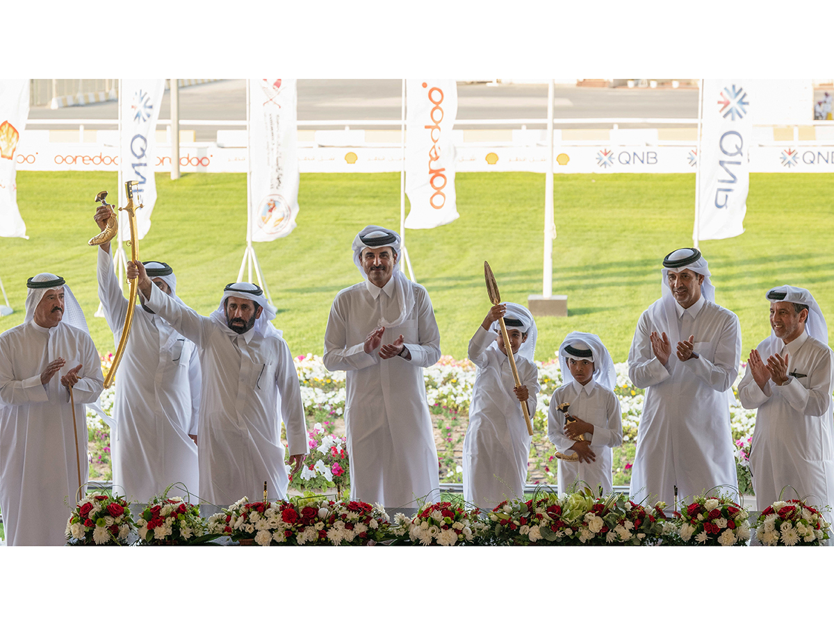 سمو الأمير يتوج الفائزين في ختام مهرجان الهجن العربية الأصيلة على سيف سموه