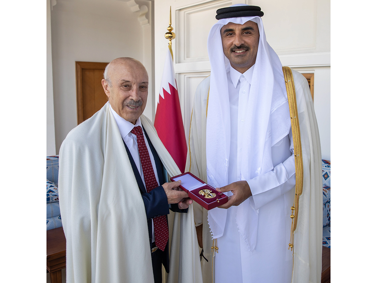 سمو الأمير يمنح السفير الجزائري وسام الوجبة