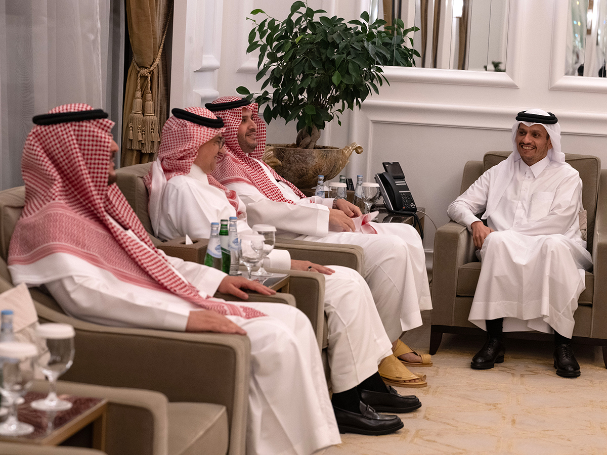 رئيس مجلس الوزراء وزير الخارجية يستقبل وزير الدولة عضو مجلس الوزراء السعودي