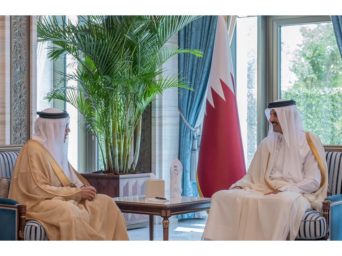 سمو الأمير يستقبل وزير الخارجية البحريني