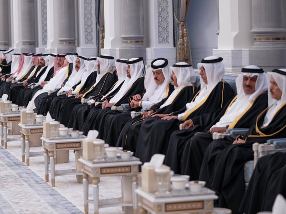 SH der Emir gibt ein Iftar Bankett zu Ehren von Mitgliedern der Herrscherfamilie und Würdenträgern