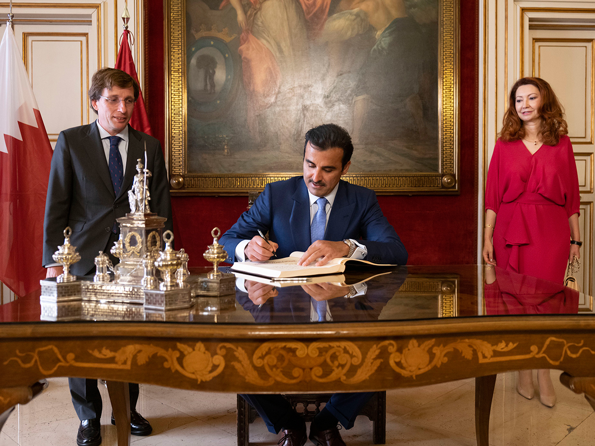 HH the Amir Visits Madrid City Hall, Receives Golden Key of Madrid