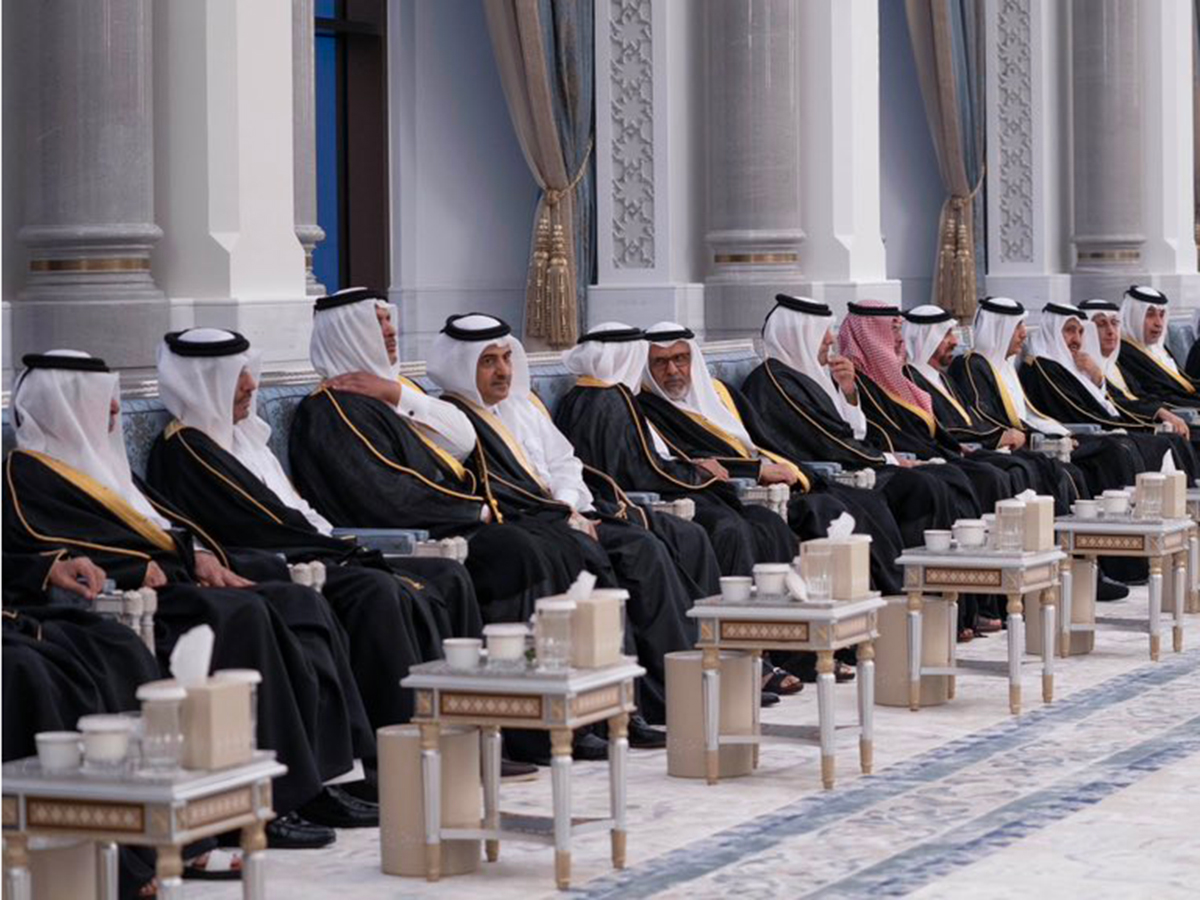Su Alteza el Emir ofrece un banquete de Iftar a los miembros de la Familia Regente y los dignatarios de la sociedad