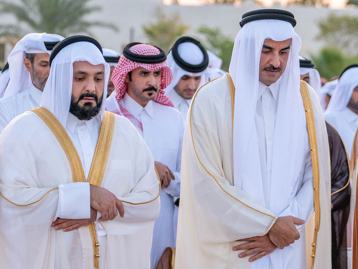 Su Alteza el Emir realiza la oración del Aíd al Fitr