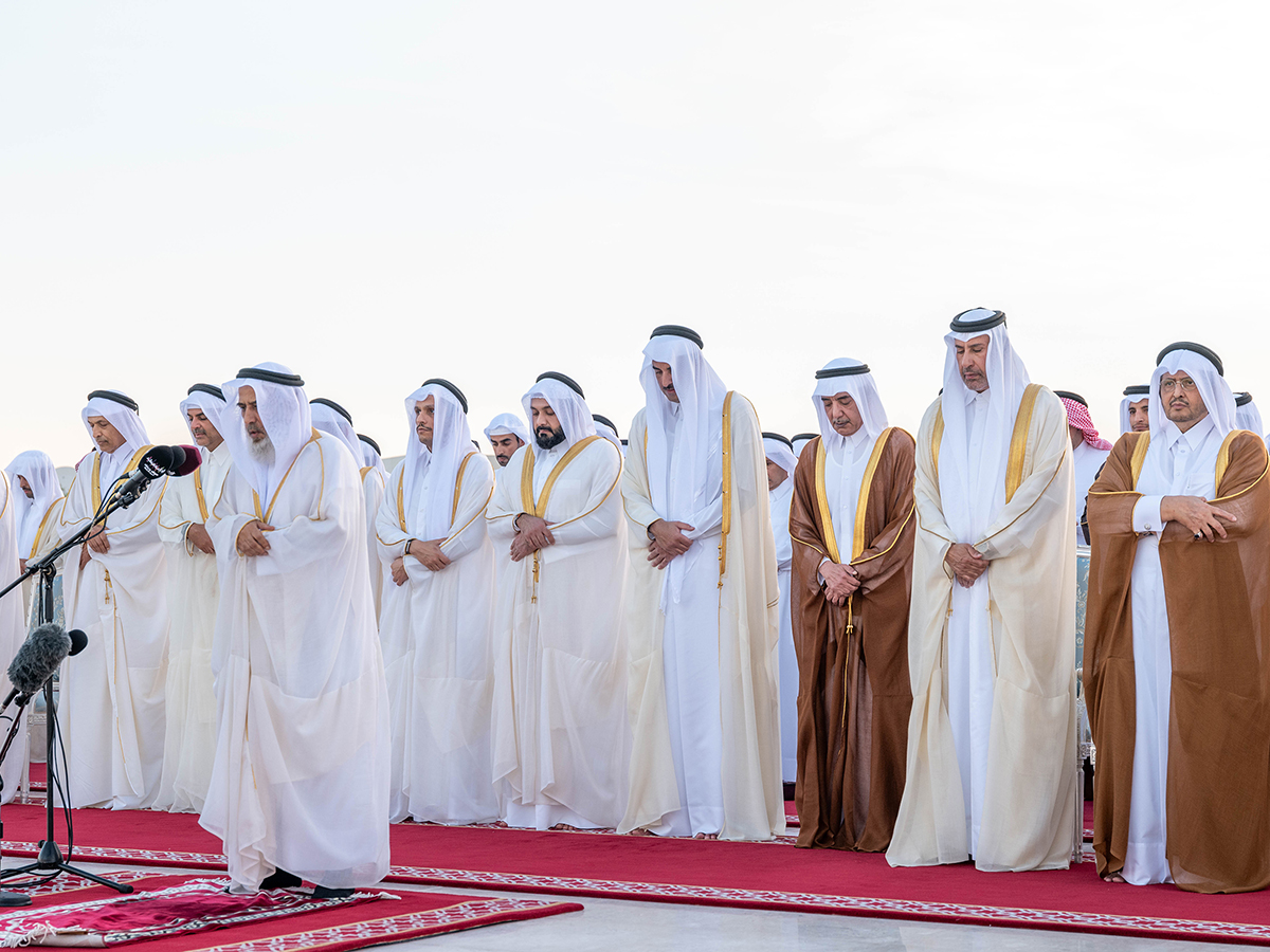Su Alteza el Emir realiza la oración del Aíd al Fitr