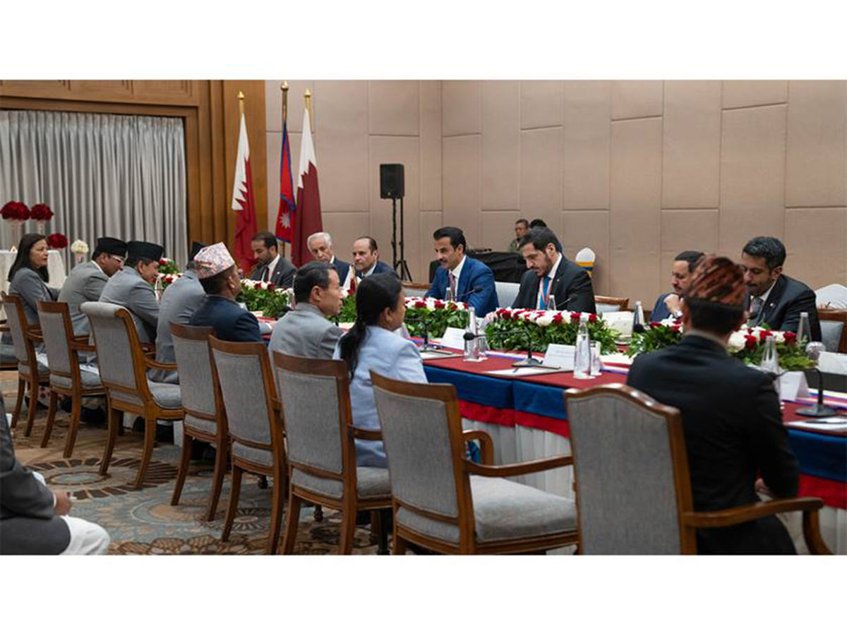 Su Alteza el Emir y el primer ministro de Nepal mantienen una sesión de conversaciones oficiales
