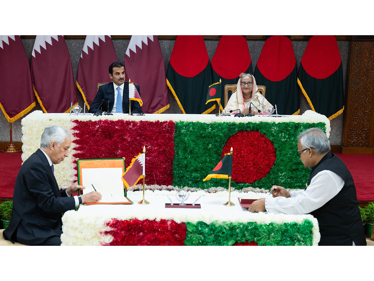 Son Altesse l'Émir et Mme le Premier ministre du Bangladesh assistent à la signature de conventions et de protocoles d'accord