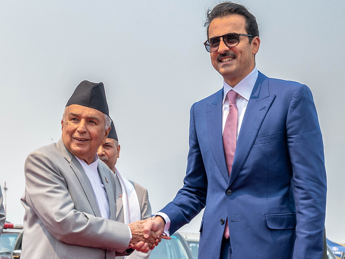 Son Altesse l'Émir quitte le Népal