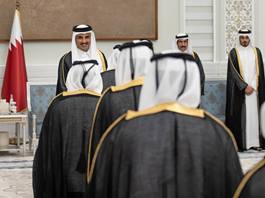 Su Alteza el Emir ofrece un banquete de Iftar a los oficiales de las Fuerzas Armadas, el Ministerio del Interior y los Cuerpos de Seguridad